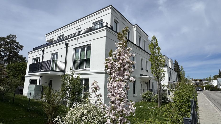 NEUWERTIGE VILLENWOHNUNG | SÜD/WEST | 2 BALKONE | GRÜNBLICK | EBK + MAẞ-EINBAUTEN + SMART HOME – Haus