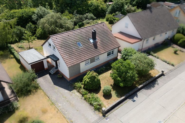Provisionsfreies Einfamilienhaus mit Einliegerwohnung und Garage – Foto 2
