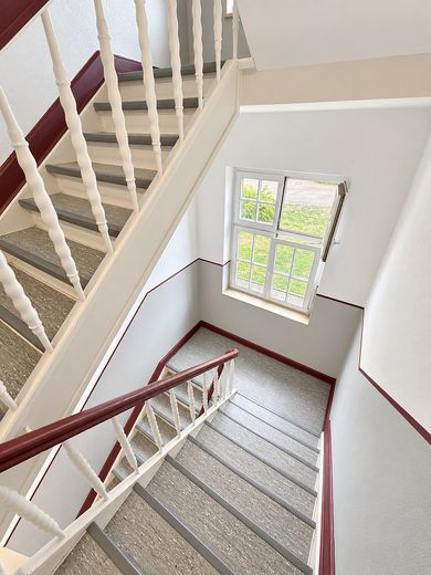 Wonen met geschiedenis & uitzicht op groen – gemoderniseerd 2-kamerappartement met balkon en uitzicht op de klokkentoren – Treppenhaus