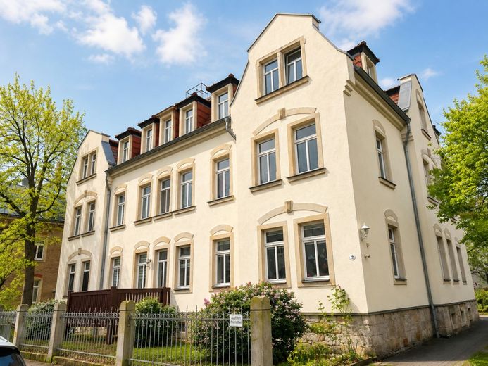 SCHÖNE 3-RAUM WOHNUNG IN RUHIGER LAGE – Straßenansicht