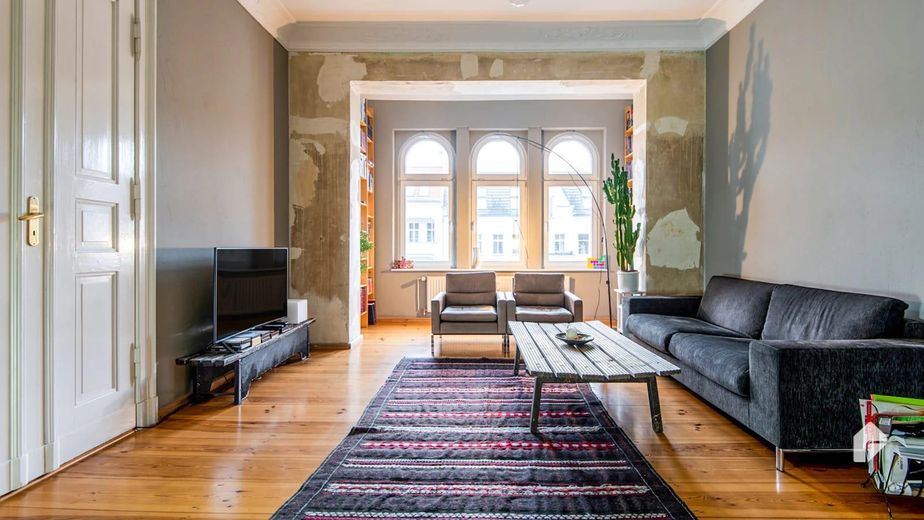 Provisionsfrei: 111 m² Altbau-Kapitalanlage mit 2 Südbalkonen, Helmholtz-Kiez Prenzlauer Berg – Wohnzimmer 01