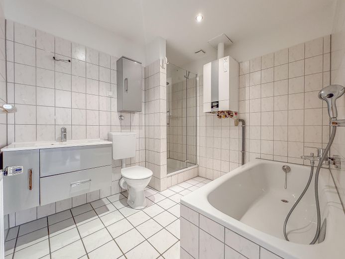 Badezimmer mit Dusche & Wann