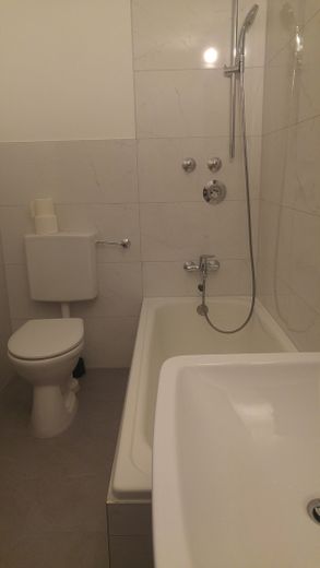 renovierte 1,5-Zi-Whg. Stadtmitte Postareal, Südbalkon, Pkw-Stellplatz – Badezimmer links