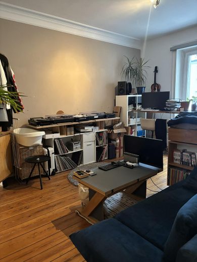 Großes Zimmer zum Hinterhof