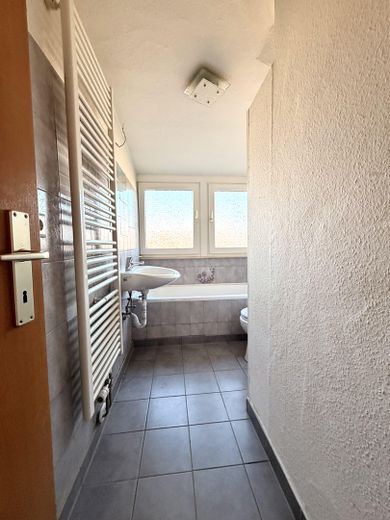 Viel Raum für Familie oder Investment – leere 4 Zimmer-Wohnung + PROVISIONSFREI + – Tageslichtbadezimmer