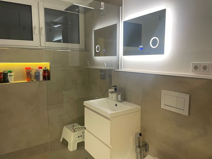 Atractiva casa adosada de esquina, clase energética A, vivienda multigeneracional con gran jardín y 2 garajes – Foto 14