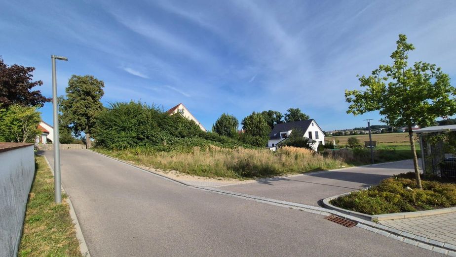 Blick auf Grundstück von West