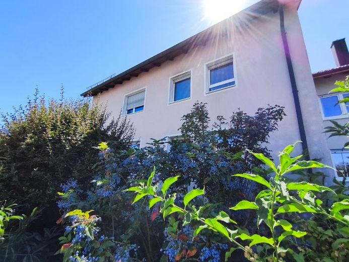 Ein Haus, drei Wohnungen, viele Möglichkeiten – Mehrgenerationenwohnen Eigennutzer oder Kapitalanlage in Erlangen-Alterlangen – Foto 1