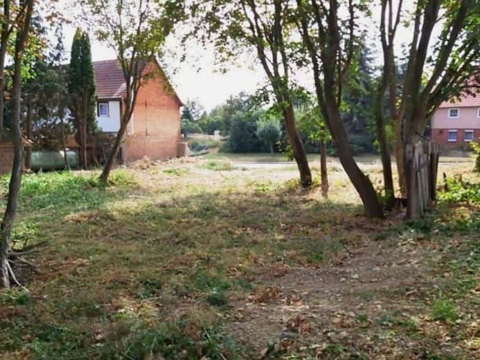 Yeşillikler içinde 1.060 m² inşaat arsası – tüm altyapısı tamamlanmış ve hemen inşa edilebilir – Foto 1