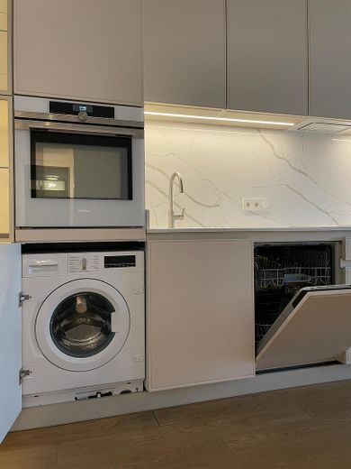 Kernsanierter Altbau mit Aufzug im 3. OG: 2 Zimmer, Designküche & Einbauschränke & Vorhänge nach Maß – Foto 11
