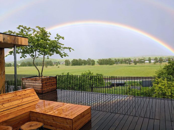 Traumhaftes Loftstudio mit grandiosem Blick in die Horlofftal-Auen.  Neubau Erstbezug. Möbliert. – Dachterrasse 