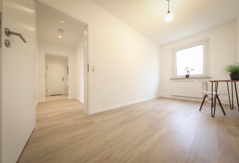 Attractively renovated + partially furnished + 3-room apartment, quietly located with fitted kitchen, cellar & bathroom with daylight – Büro Blick zur Eingangstüre
