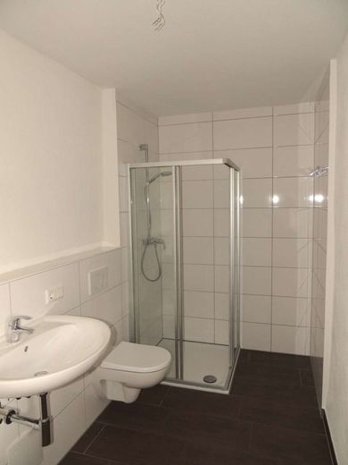 Das Bad mit Dusche