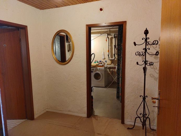 Großzügiges Reihenmittelhaus mit 222m² in Muffendorf, Einliegerwohnung und sonnigem Atriumgarten – Flur EG / Keller 