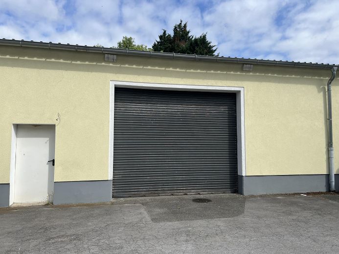 Lager mit 320 m² – Zufahrt