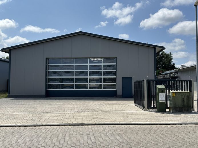 Immobile commerciale 2 capannoni 300 + 450 m² casa unifamiliare 188 m² – Halle 450 m²