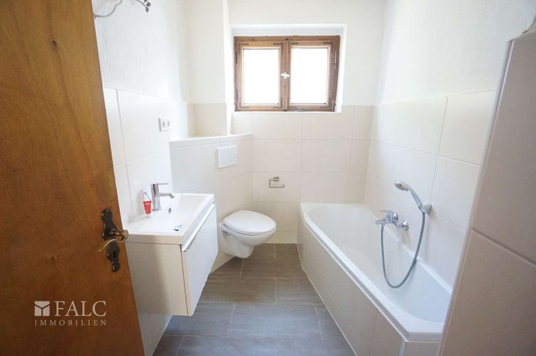 Familienhaus in ansprechender Lage (UKS) zu verkaufen! – Badezimmer EG