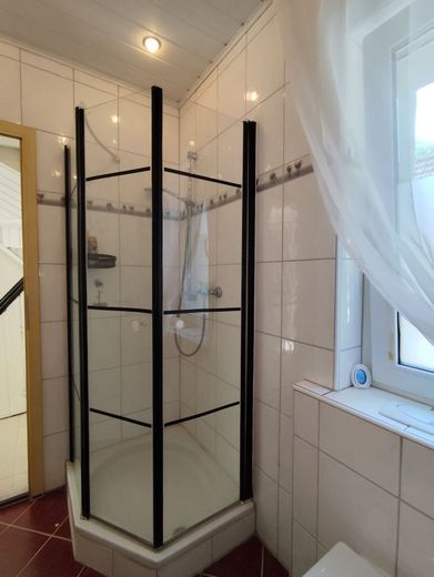 Historischer Charme trifft moderne Nachhaltigkeit: Liebevoll saniertes Einfamilienhaus in 95349 Trebgast mit Werkstatt, Garten und PV-Autarkie! – Dusche