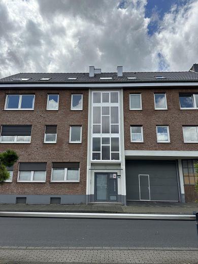 Appartamento centrale di 1 locale di circa 30 m² con balcone e possibilità di posto auto – Haus Frontansicht
