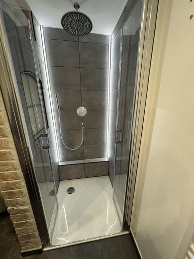 Einzigartiges Altstadt-Juwel in Weilheim mit eigenem Stadtgarten – kernsanierte 6-Zimmer-Maisonette – Bad 1, Foto 3, 2. OG