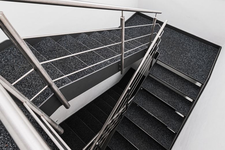 Representatieve bedrijfslocatie met showroom, productie, werkplaats en opslaghal te huur – Treppenhaus