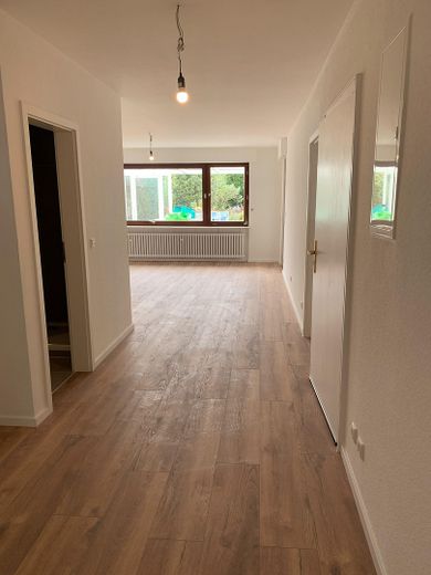 Elegante appartamento di 3 locali ristrutturato con terrazza coperta – offener Flur 