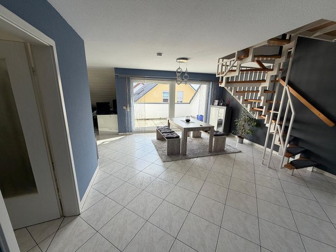 Zadbana 4,5-pokojowa maisonette z balkonem i kuchnią zabudowaną w Brühl, bez prowizji – Wohn-und Essbereich