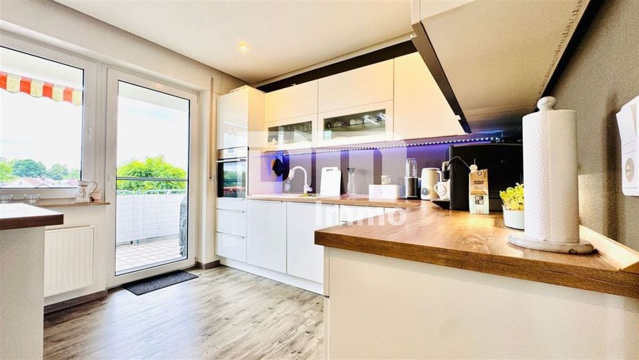 Hochwertig sanierte, ebenerdige Dreizimmerwohnung im EG mit Loggia + PKW-Stellplatz – Küche / Hochwertige EBK / Zugang Balkon