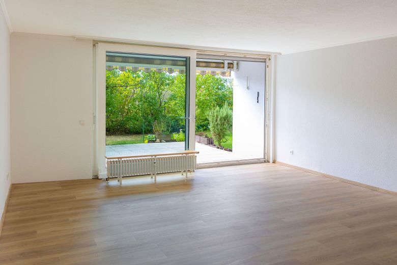 Schöne 4-Zimmerwohnung mit neuer Küche und Terrasse - Erstbezug nach Sanierung – Wohnzimmer