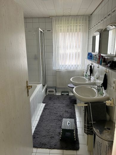 Zweifamilienhaus mit Potenzial: Eine Wohnung bezugsfertig, eine Wohnung zum gestalten und mit viel Raum für eigene Ideen – Foto 8