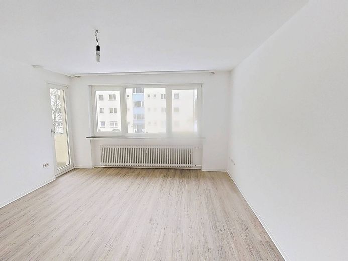 Gemütliche 3-Zimmer-Wohnung mit BALKON und TAGESLICHTBAD – Ansicht I: Wohn- und Esszimmer