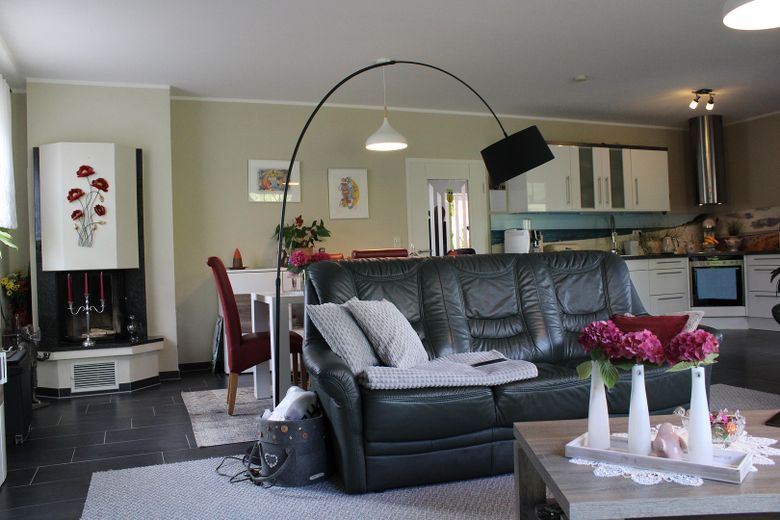 Wohnzimmer mit Kamin