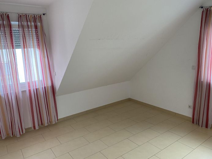 Appartamento mansardato di 4 locali, pari al nuovo, con grande balcone e cucina componibile a Münster Hessen – Foto 7