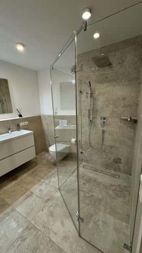 145 m² come nuovi con 2 terrazze sul tetto, cucina componibile e posto auto interrato – nuova ferrovia per Stoccarda – Bad 1 Begehbare Dusche