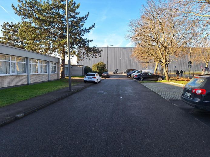 Stellplätze vor dem Gebäude