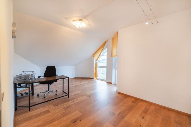 Einfamilienhaus mit Einliegerwohnung, Doppelgarage und Garten. Willkommen in Horhausen! – Schlafzimmer im Dachgeschoss