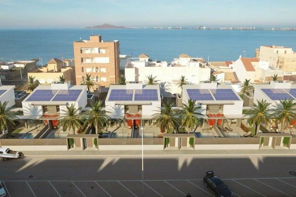 Ville sulla spiaggia direttamente sul mare con piscina