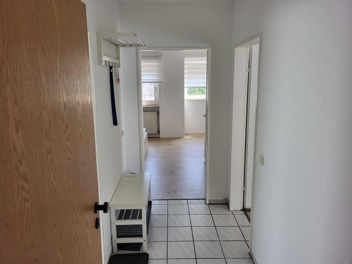 2 Zimmer Whg. mit Balkon in guter Lage von Würselen – Flur