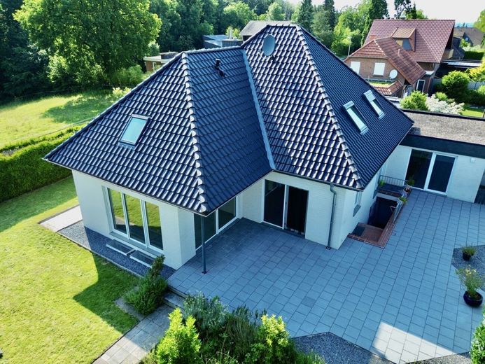 Moderner Wohntraum mit Einliegerwohnung und großer Sonnenterrasse im Speckmantel von Stadthagen – Titelbild