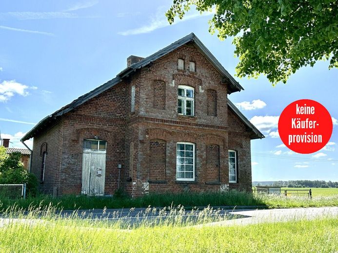 HORN IMMOBILIEN ++ Chausseehaus in Alleinlage bei Friedland – Hausansicht Straßenseite