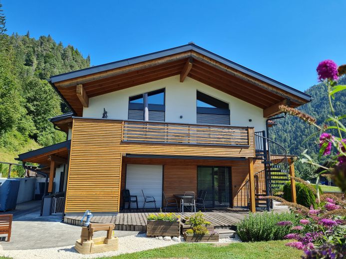 Detached house designed for two generations with mountain views in a sunny location – PRIVATE SALE – Gartenansicht 