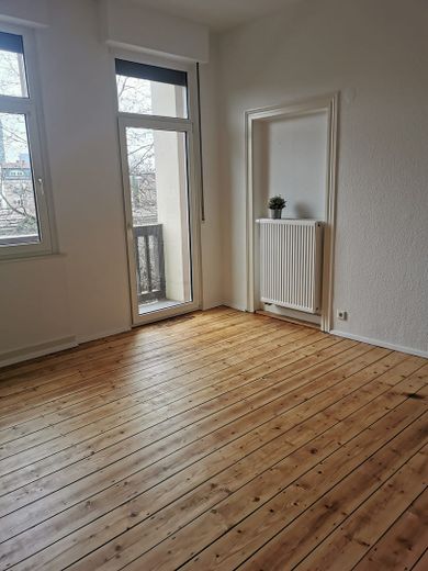 OF HBF-3 ZKB Altbau – Wohnzimmer mit Balkon