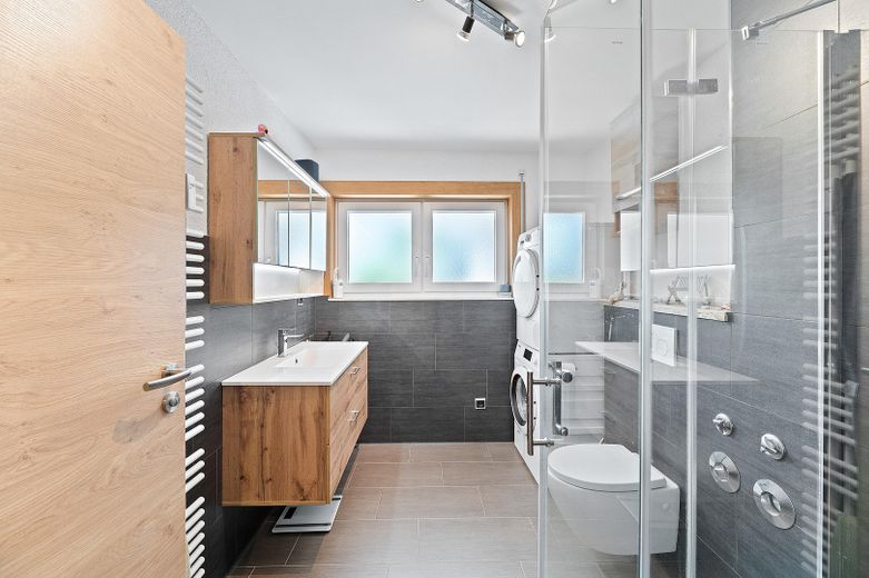 2-Etagen-Wohnung mit 2 Bädern, EBK, Terrasse, Balkon, PV-Anlage & 2 TG-Stellplätze – EG Bad