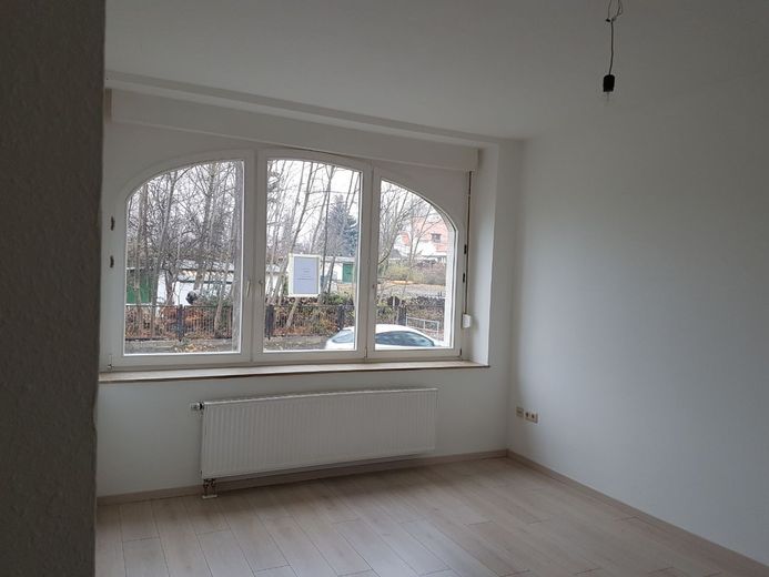 Bellissimo appartamento di 1,5 locali con balcone a Leipzig-Wahren – Wohnzimmer mit Laminat