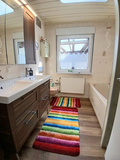 PROVISIONSFREI - Großer, charmanter  Bungalow mit Untergeschoß - keine Renovierungen, nur einziehen! – EG: Bad mit Wanne u. Dusche,WC