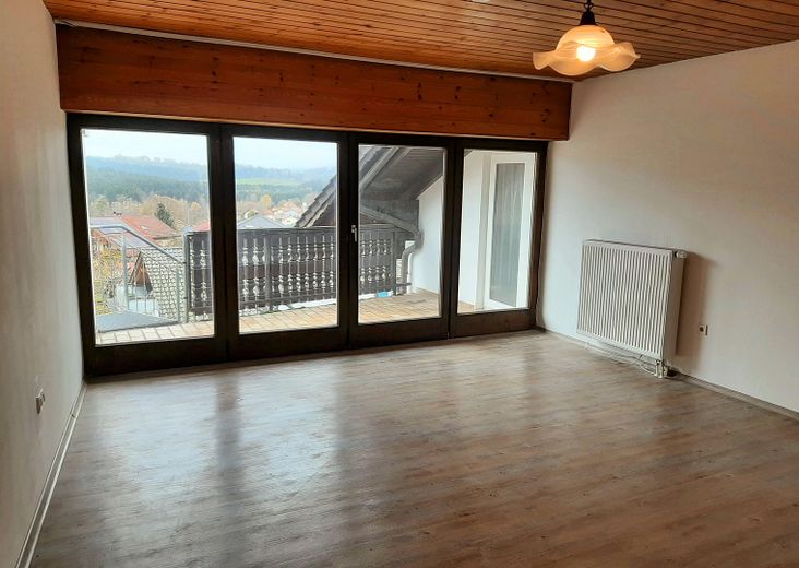 2 schöne 2-Zimmer Wohnungen mit Panoramablick, Balkon u. Küchenzeile u. 2 Duschbädern zu vermieten – DG Wohnzimmer