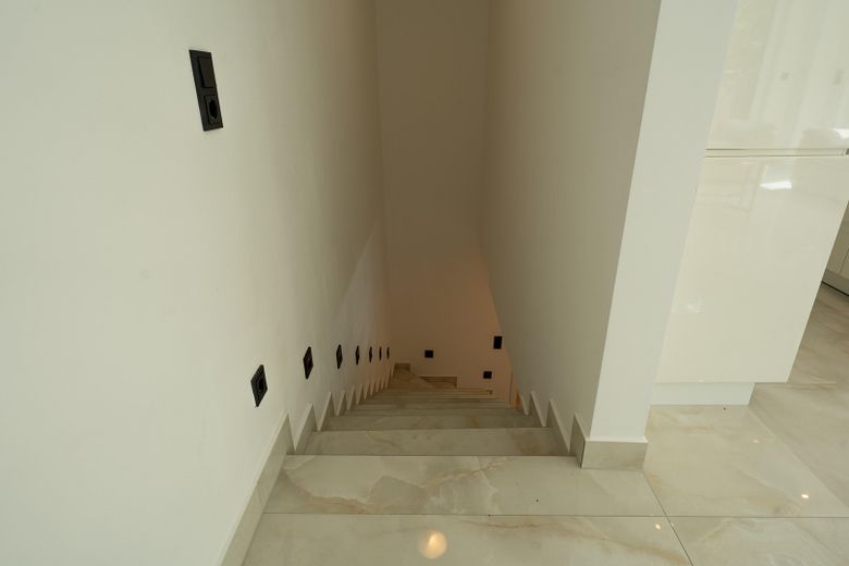 De particulier : Emplacement privilégié Waldweg. Construit en 2017. Rénové avec des matériaux de qualité. Entrée indépendante, jacuzzi, îlot de cuisson, et bien plus encore. – Photo 13
