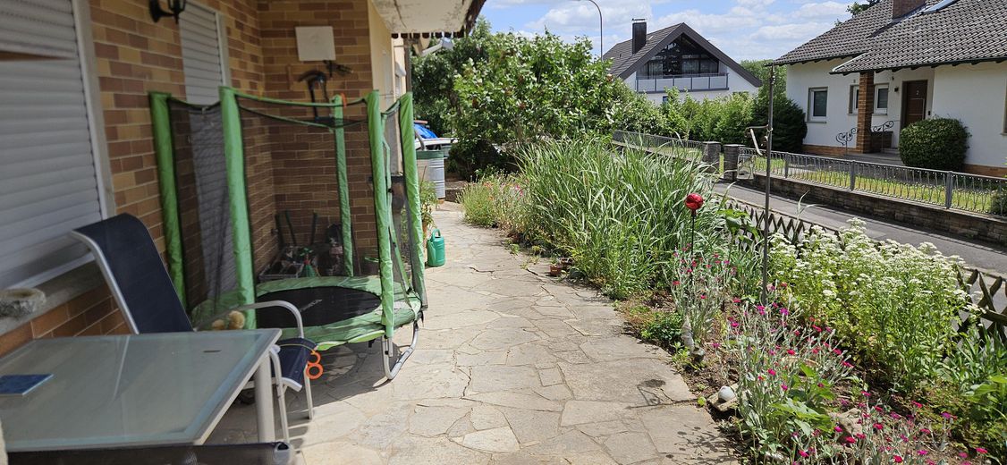 Schweinfurt yakınında misafir daireli ev, ticari salon + imarlı arsa – Terrasse Einliegerwohnung