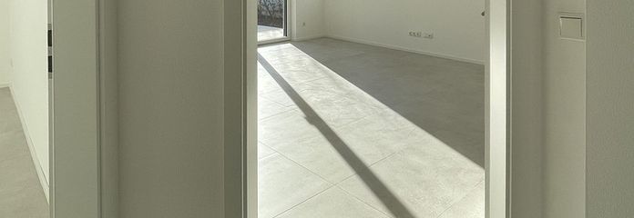 4-комнатная квартира на двух уровнях, в отличном состоянии, первый этаж с участком сада, непосредственно в Альтомюнстере – Blick ins Wohn-Ess-Zimmer
