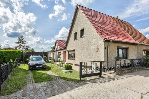 Doppelhaushälfte mit großzügigem Grundstück und vielseitigen Nutzungsmöglichkeiten in Leegebruch